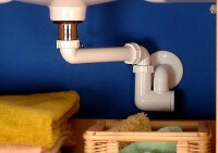 Mehr Platz unter dem Waschtisch dank raumsparendem 
			  Waschtisch-Siphon