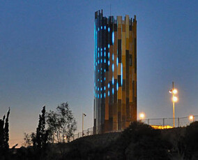 Barcelonas neue Medienfassade am „Fontsanta Balance Tower“