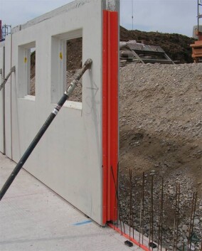 Weiße Wanne aus Elementwand-Fertigteilen