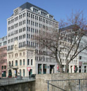 Betondach und Schieferdeckung über der Hochhausgrenze