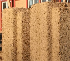 Fachwerk 2.0 mit industriell vorgefertigten Lehm/Hanf-Bauplatten