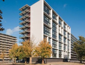 Glas-Faltwand als überbreites Fenster im sanierten Hochhaus