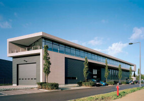 Fassadenkeramik und Stahl im Einklang