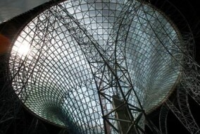 Ferrari World Abu Dhabi und ein 10.000 m² großer „Lichttrichter“