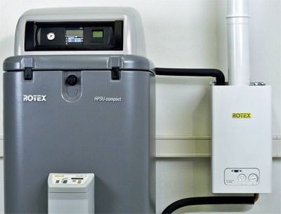 Hybrid-Wärmepumpe Rotex HPSU compact mit Gas-Brennwert-Booster / Backup-Heater