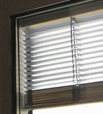 Drei-Scheiben-Jalousieglas von Glastec mit „warmer Kante" | Dreifach-Fenster mit Sonnenschutz im ...