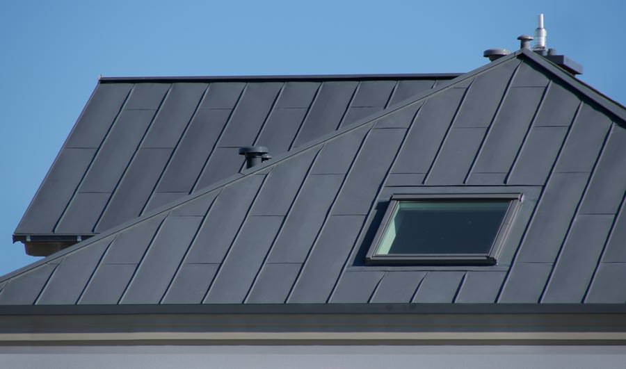 Klassische Moderne auf dem Dach mit „Dark FalZinc” - neu von Kalzip