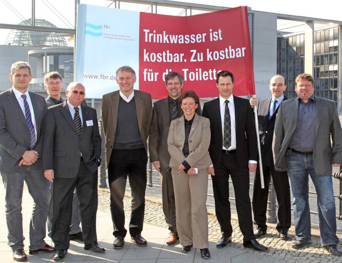 Mitglieder der Fachvereinigung Betriebs- und Regenwassernutzung vor dem Reichstag