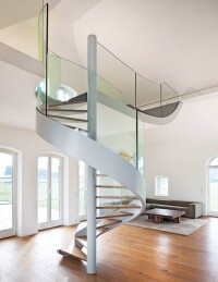 Transparenz als tragendes Element bei gewendelten Glastreppen