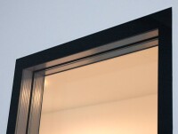 Flächenbündiges Trockenbaufenster mit dem Erscheinungsbild einer Structural-Glazing-Fassade