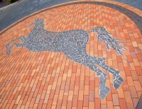 Kreative Freiflächengestaltung mit Pferde-Mosaik aus 
			  Pflasterklinker