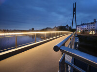 LED-Handlaufleuchten erhellen die neue Molenbrücke in Dresden