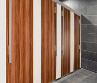 NiUU: Kemmlits neue Sanitärtrennwand mit Griffstange und LED-Anzeige