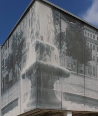 Kunst am alltäglichen Bau mit einer Gewebefassaden&shy;konstruktion