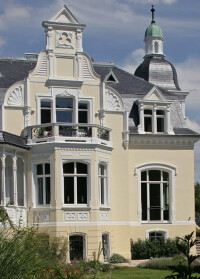 Spitzwinkel-Deckung für Hamelner Villa zwischen Historismus und Jugendstil