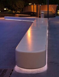 Freiraumgestaltung in Winterthur mit beleuchtetem Bumerang als Sitzbank