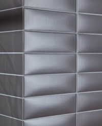 Weiche Rundungen und kantige Facetten: Rako bringt Plastizität in geflieste Wände