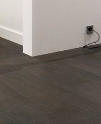 Feinsteinzeug-Fliesen in markanter Parkett-Optik