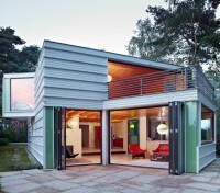 „Haus am See“ in Massivholzbauweise mit großzügigen Glas-Faltwänden