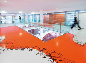 Fugenlose, dekorative Bodenbeschichtungen mit Performance Flooring