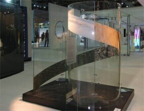 Gebogenes Glas mit eingelegtem Natursteinfurnier