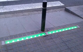 Die Ampel am Bordstein zu Füßen