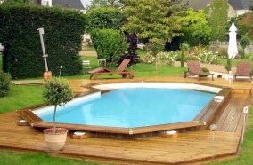 Ein Pool im Holzrahmen