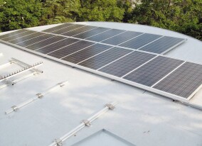 Durchdringend: Patentierte b/s/t Solarhalter auf Flachdächern