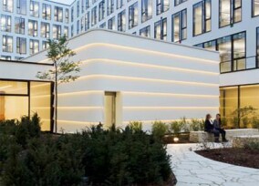 Corian-Fassade in München zieht sich von außen nach innen durch