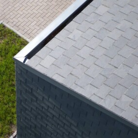 Betreutes Wohnen monolithisch in polargrünen Schiefer gekleidet