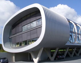 Röhre aus Aluminium als Firmenzentrale