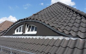 Hohlfalzziegel erlöst mit Kopf- und Seitenspiel 100-jähriges Dach vom Deckungs-Mischmasch