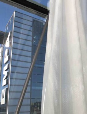 Leicht und luftig anstatt schwer und samtig: Neue Leichtvorhänge, die Lärm schlucken