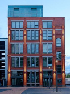 Modernes Büro- und Geschäftsgebäude mit historischem Charme