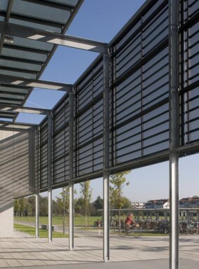 Sonnenschutz mit perforiertem Titanzink