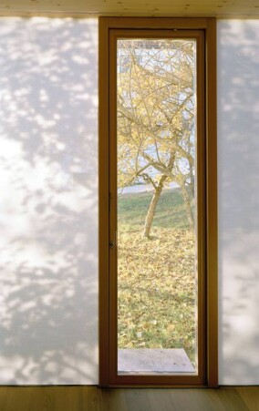 Luxus des Einfachen im Apfelgarten - auch dank transluzenten Isolierfenstern