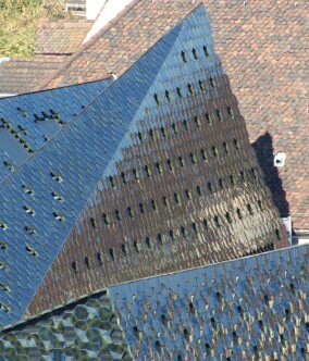 Spektakuläre Architekturkeramik-Krone für's Baseler "Museum der Kulturen"