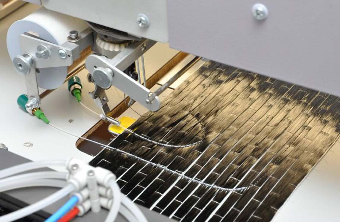 Die empfindliche Faser wird durch Sticken im Textil befestigt und später durch Epoxidharze fixiert (Bild: Dr. Kuhne, MFPA Weimar)