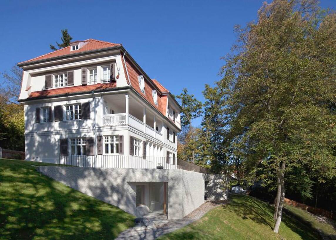 denkmalgeschützte Villa in Gauting mit dem Titel „Fels am Hang“