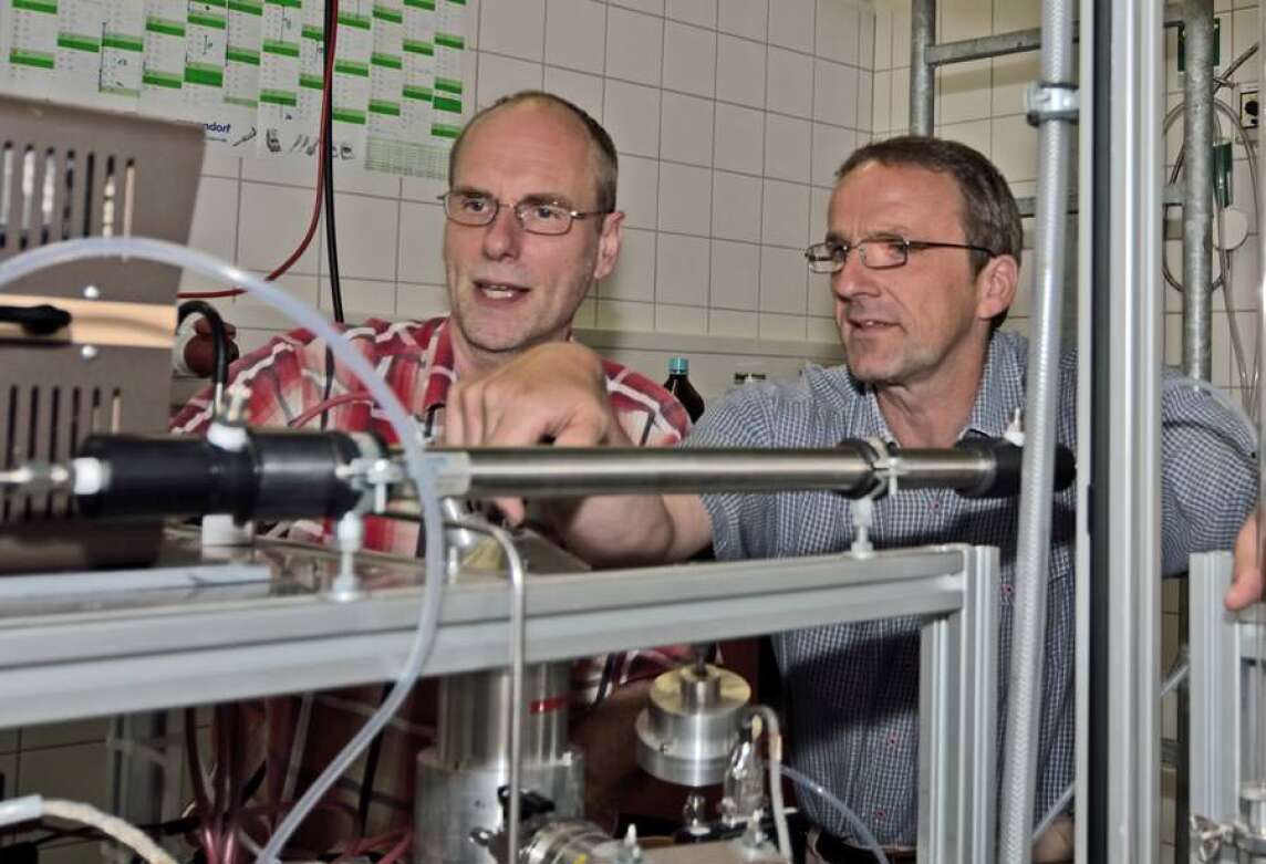 Dr. Torsten Berndt und Dr. Frank Stratmann im Chemielabor des Leibniz-Instituts für Troposphärenforschung in Leipzig