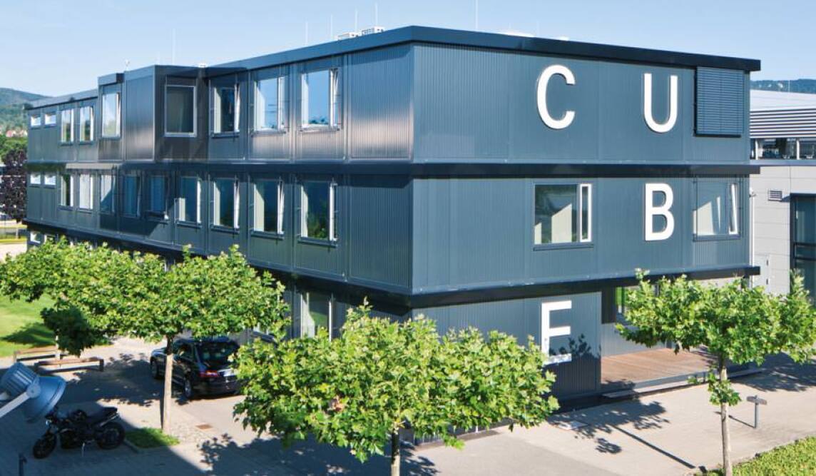 „Cube“: Container-Bürogebäude für HUGO BOSS