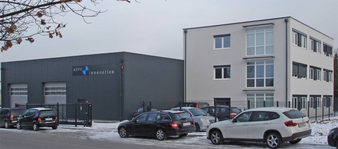 Bürogebäude aus Raum-Modulen und Systemhalle / Hallenbau