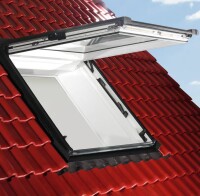 Elektrifiziertes XXL-Dachflächenfenster von Roto ohne sichtbare Antriebstechnik