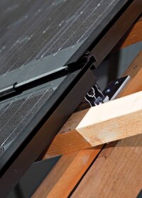 Solarwatts neues PV-Indachsystem „Easy-In” lässt sich direkt auf Dachlatten montieren