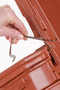 Universal Sturmklammer II von Erlus für angepasste Dachziegelmodelle