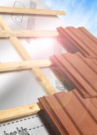 Klöber kaschiert Resol-Aufdachdämmung mit reflektierender Unterdeckbahn