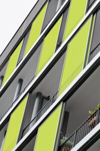 Fensterläden mit Extras von Ehret: Solarantrieb, Schall- und Mückenschutz