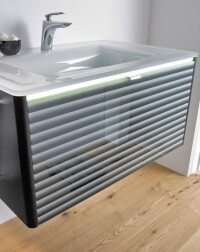 „oredo“-Waschplatz - mit Lichtbändern und Oberflächen für Disco bis Wohnbad