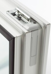 „I-tec“-Fenster: Verdeckte Verriegelung, integrierte Lüftung, energieautarke Beschattung