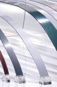 Schüco überträgt Autolack-Oberflächen auf Kunststoff-Systeme